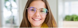   Oprawy dziecięce to wyjątkowa kategoria produktów dedykowana dla najmłodszych użytkowników. Te oprawy okularowe cechują się trwałością i odpornością na uszkodzenia, aby zapewnić bezpieczeństwo i wygodę dzieciom podczas noszenia. Dodatkowo, zostały one zaprojektowane w atrakcyjnych kolorach i wzorach, aby przypaść do gustu najmłodszym i stanowić dla nich element mody. Dziecięce oprawy okularowe są dostępne w różnych rozmiarach, dzięki czemu można znaleźć idealne dopasowanie do każdej twarzy. Zadbaj o wzrok swojego dziecka i wybierz dla niego bezpieczne i stylowe oprawy okularowe z tej kategorii.  